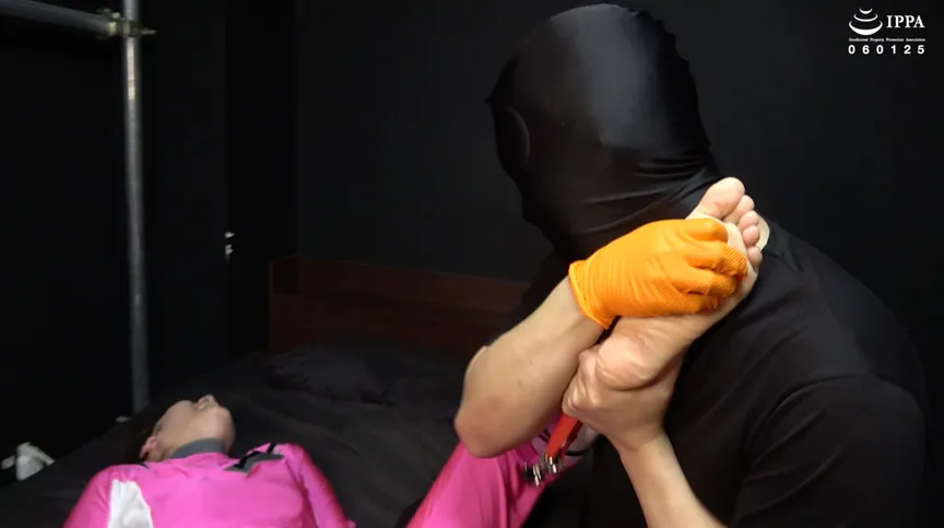 「海老反り拘束で新たに足裏特攻の凶器を責めると早速拘束具を破壊するさららちゃん！」わかしラボ WAKA-064 宇流木さらら（2）