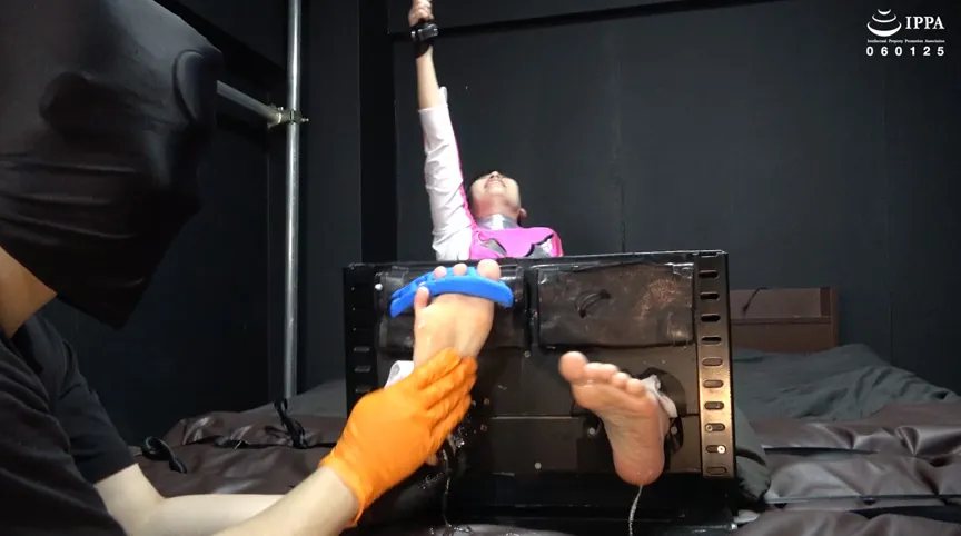 「イボイボ手袋で指の間はダメ！ あまりのくすぐったさに足枷をガタガタ言わせるさららちゃんの足裏くすぐり！」わかしラボ WAKA-064 宇流木さらら（3）