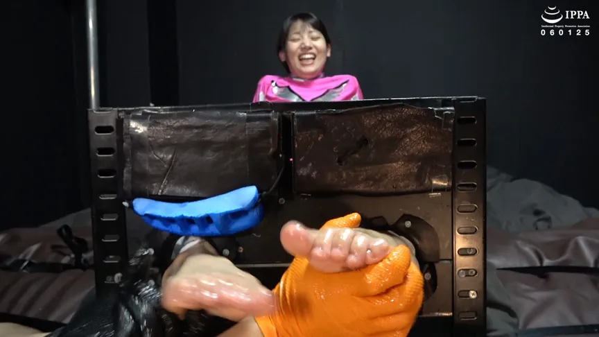 「イボイボ手袋で指の間はダメ！ あまりのくすぐったさに足枷をガタガタ言わせるさららちゃんの足裏くすぐり！」わかしラボ WAKA-064 宇流木さらら（3）