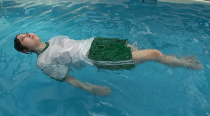 【JK着衣水泳】消灯前の悪ふざけ