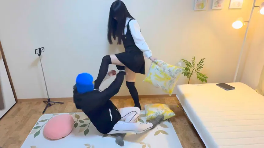 妹と兄弟喧嘩！腕を怪我してる俺は普段の恨みとばかりに電気アンマを掛けられ無様に逝かされてしまう