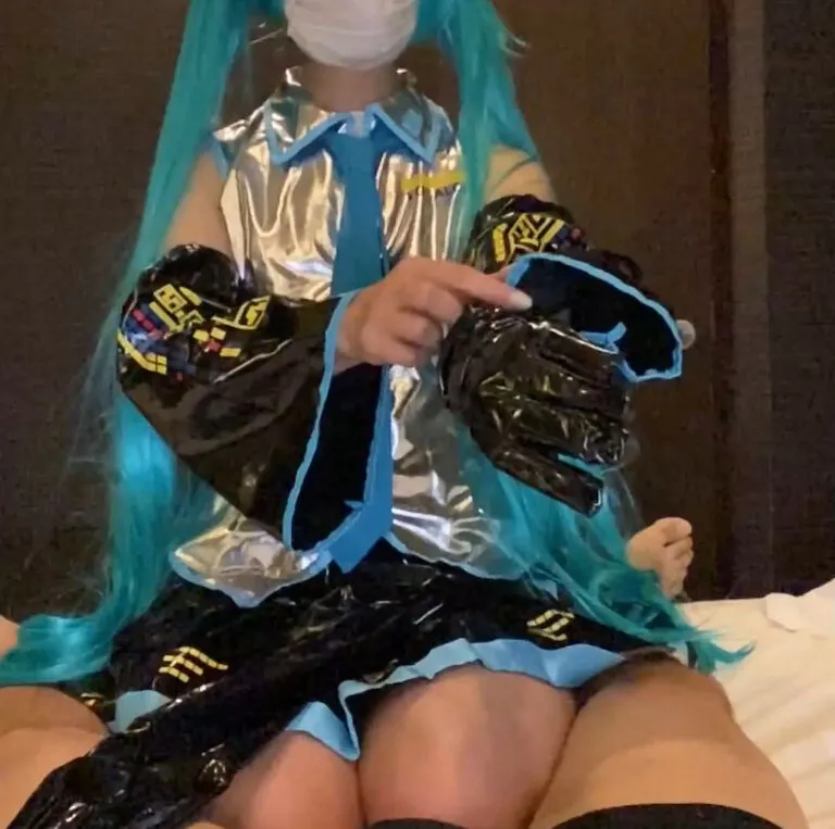 【初音ミク同人AV】ボーカロイ○レイヤーさんの手袋手コキ！