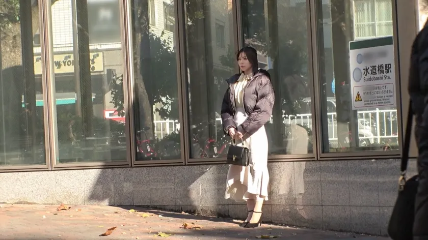 【神代えりさ】目指すは旦那に見つけてもらうため！！三十路お姉さんの淫乱ハラハラ浮気セックス大開幕！！やらしい唇からベロを出した舌フェラディープキスで、ご無沙汰キッスの再デビュー！！全身をぴくぴくと跳ねらせ、完全にセックスのスイッチが入った淫乱人妻を、おっぱいからお尻から豪快に揉みしだく！！アンアンッと人妻のくせに子犬のように喘ぐ満足っぷり！！久々のセックスに期待しているのかマンコを大洪水にさせて、ケツ穴をひくつかせながら四つん這いクリイジリ！！ガチガチに勃起した乳首にデカチンに久々のご対面三点フェラ！！5年ぶりのキツマンを巨砲で耕すと嬉しそうにキャンキャン喘ぐ人妻！！どうだ！これがAVだぞ！！旦那とは言わず全世界にメス顔を晒してイケ！！！！