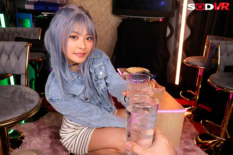 【VR】【8K】ちぃーす！ボイーン！☆離婚してから爆モテ急上昇中☆オッパイでっかいカラオケ同伴バツイチ巨乳ギャルと生中OK密室SEX