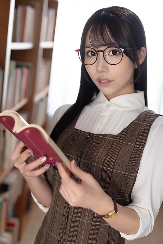 【VR】むっつり文学部女子の淫語研究。純文学の卑猥な文章を教授とたどり、秘めたエロスを覚醒させる淫らな囁き。 尾崎えりか