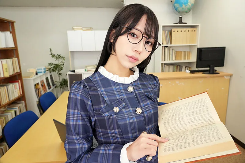 【VR】むっつり文学部女子の淫語研究。純文学の卑猥な文章を教授とたどり、秘めたエロスを覚醒させる淫らな囁き。 尾崎えりか