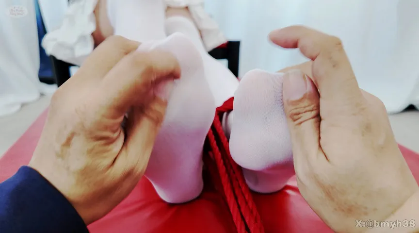 ツインテール女子に正調足裏くすぐり