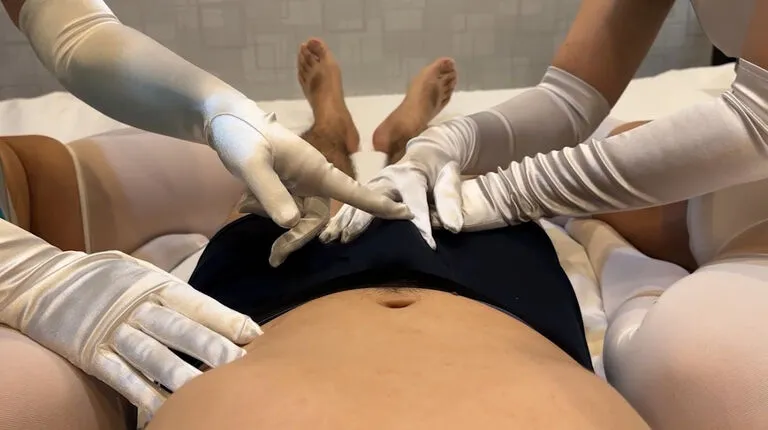 白サテンの競泳水着のお姉さんにWで手コキ！