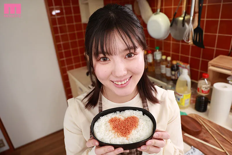 【VR】僕のお弁当を毎日作ってくれる世話焼き彼女 裸エプロンからはみ出す乳首がかわいくて料理中なのにおっぱじまっちゃった付き合いたての大学生の巨乳彼女と同棲性活 小鈴みかん