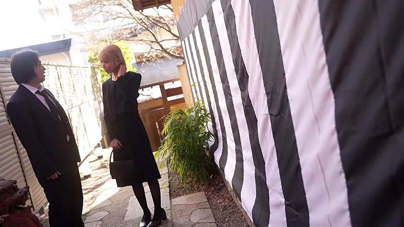 元カレの法事に派手髪で現れた不謹慎な金髪喪服ギャルを散々飲ませて泥酔輪姦レイプ 希咲那奈