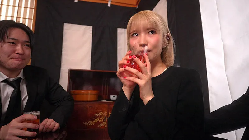 元カレの法事に派手髪で現れた不謹慎な金髪喪服ギャルを散々飲ませて泥酔輪姦レイプ 希咲那奈