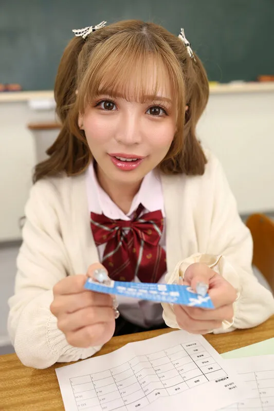 【VR】「ウチらだけの秘密ね♪」密かに地下アイドルとして活動する同級生J系が口止め料として下品な腰づかいで生ハメしちゃう杭打ちファンサ 小那海あや