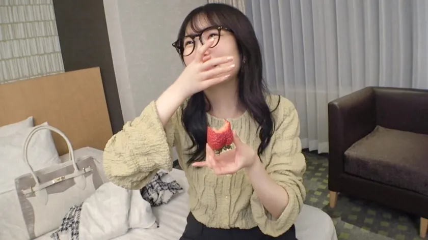 マジ軟派、初撮。 2191 イチゴをエサにメガネが似合う色白の真面目系素人をナンパ！見た目に反して不倫経験あり！パンツの下はアナルまでビッチリの剛毛！真面目だから要求されるとアナルまでルまで舐めちゃう従順っぷり！最後は俺の練乳をお顔にお見舞いしてやったw