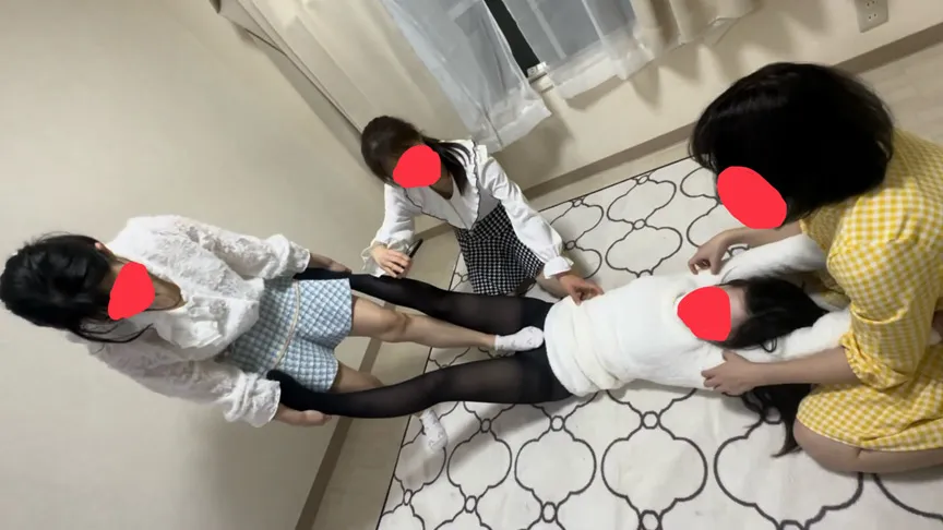 電気アンマ最弱女子みーなちゃんに3人がかりで電気アンマ＆くすぐりの刑 感覚がバグって30回の逝き地獄