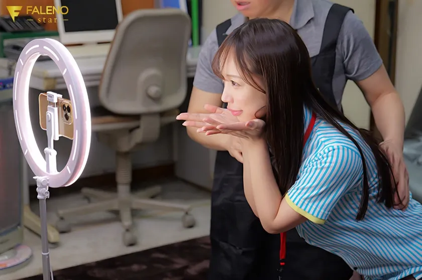 こんな過激ランジェリーで仕事の合間にSNS動画をアップしたら…続け様に男が押し寄せマンコが休まる暇のない裏垢コンビニバイト 与田りん