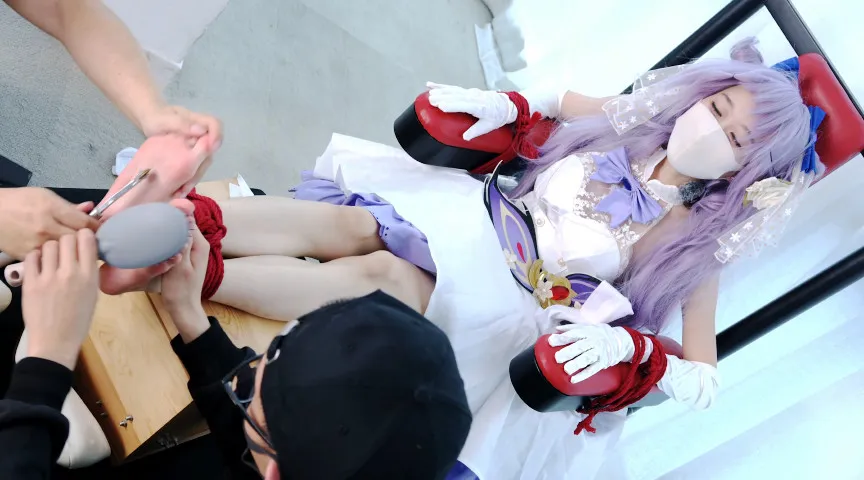 国民のアイドルと化した王女にくすぐりご奉仕