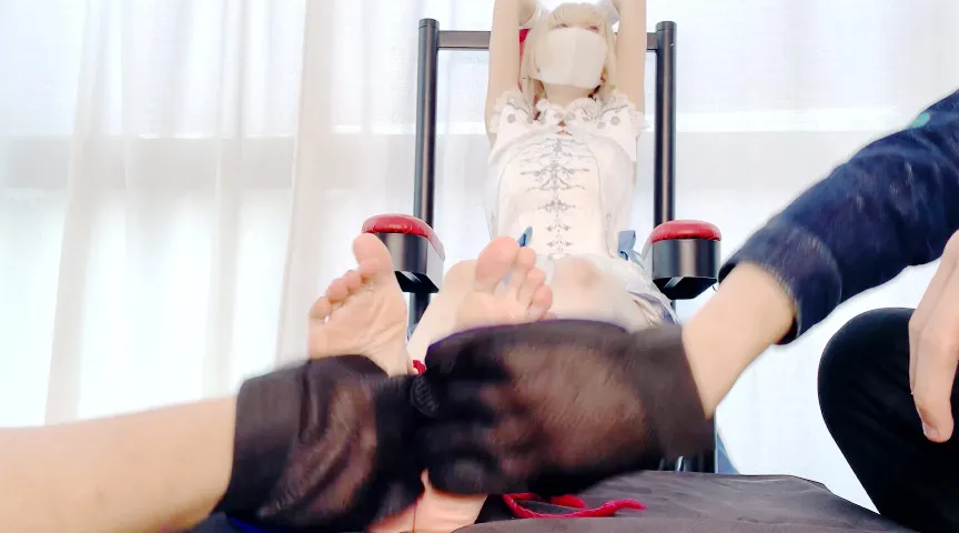 純白の女騎士をあの手この手でくすぐり