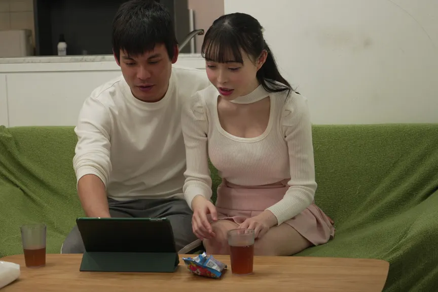 家の中のバレそうな場所でこっそり誘惑してきてスリルを楽しむ僕の彼女    真希いずみ