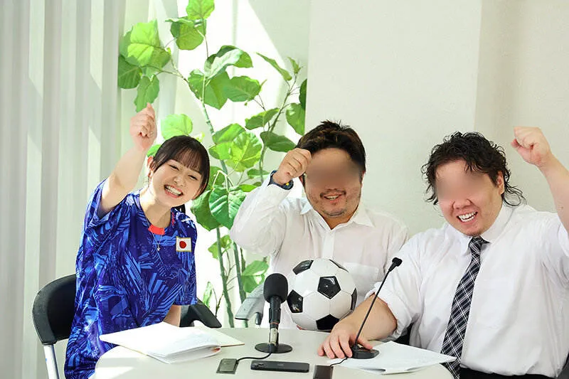 サッカー番組で大人気！同じテレビ局で働く幼馴染のキャスターが週刊誌にすっぱ抜かれた！僕が最初に好きだったのに（BSS）、実はサッカー選手やプロデューサーと誰とでも寝るただのヤリマンで、、、 静河