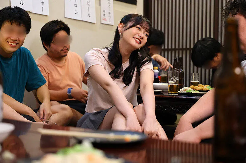 サッカー番組で大人気！同じテレビ局で働く幼馴染のキャスターが週刊誌にすっぱ抜かれた！僕が最初に好きだったのに（BSS）、実はサッカー選手やプロデューサーと誰とでも寝るただのヤリマンで、、、 静河