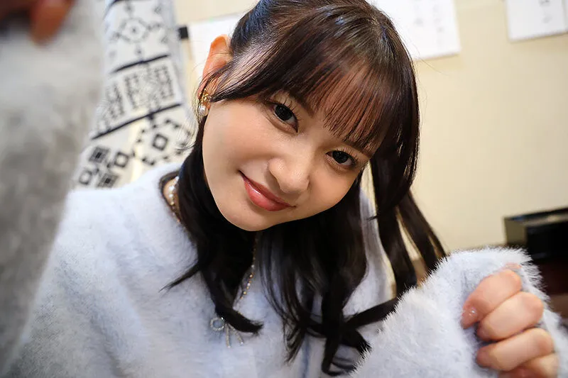 サッカー番組で大人気！同じテレビ局で働く幼馴染のキャスターが週刊誌にすっぱ抜かれた！僕が最初に好きだったのに（BSS）、実はサッカー選手やプロデューサーと誰とでも寝るただのヤリマンで、、、 静河