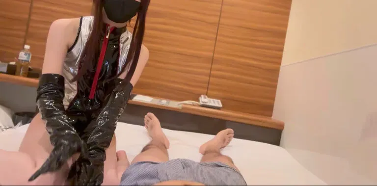 エナメルテカテカ水着　めぐみん◯の手袋手コキ