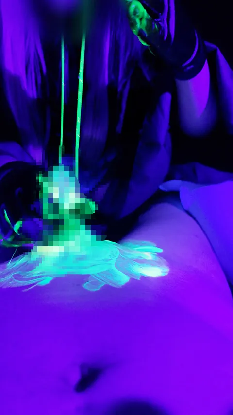 【ホロライブ儒烏風亭らでん同人AV】ブラックライトローションで手袋コキ♡