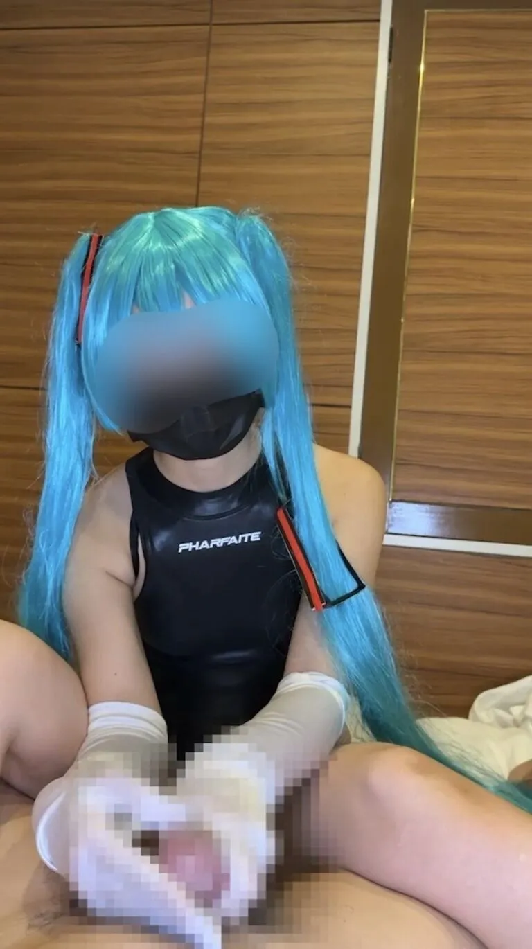 【初音ミク(パルフェット競泳水着)同人AV】あの人気競泳水着ミ◯さんに手袋手コキしてもらった！