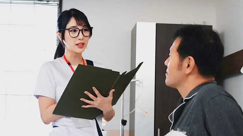 地味な隠れデカパイ新人看護師は押しに弱くてセクハラを断れないドMちゃん。性欲が溜まった入院患者の性処理までもお世話しています 小野坂ゆいか