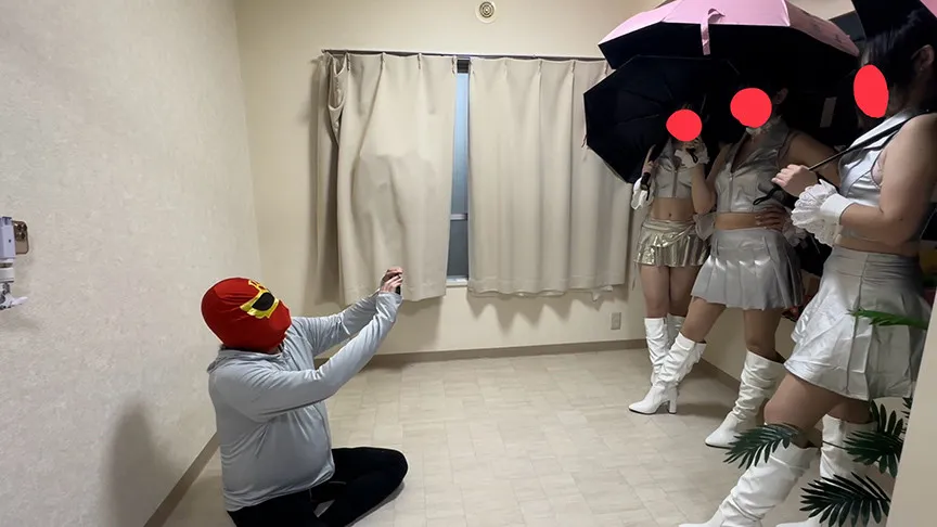 3人のキャンギャルに踏まれ押さえつけられ代わる代わる電気アンマやられまくり逝かされる