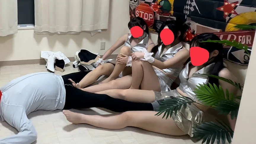 3人のキャンギャルに踏まれ押さえつけられ代わる代わる電気アンマやられまくり逝かされる