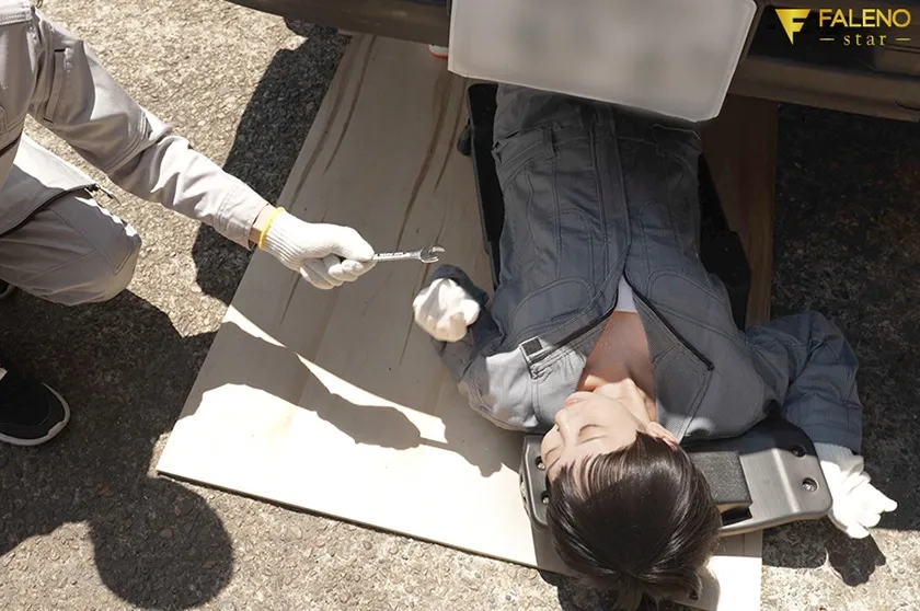 ボーイッシュな隠れ巨乳は蒸し暑い真夏の工場で汗だくのままパイズリ誘惑する 山下紗和