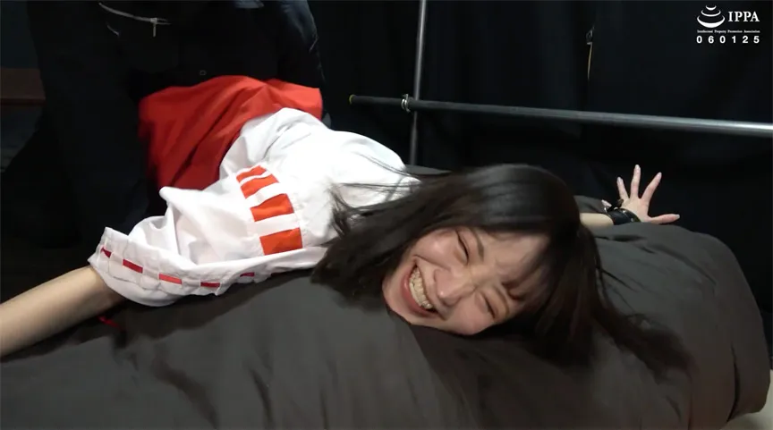 【くすぐり】「巫女さんややちゃんの身体をくすぐりマッサージ！ 最後はうつ伏せ拘束で大笑い！」WAKA－077琥珀やや（6）