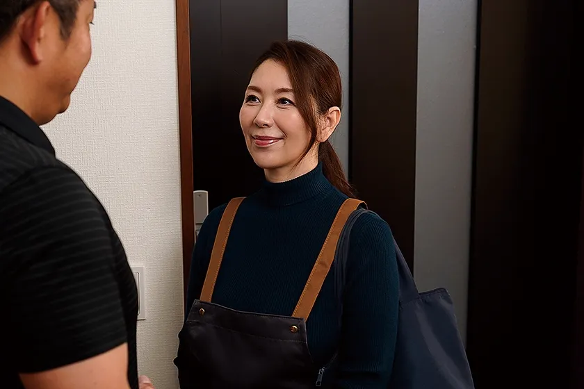 一見普通のおばさん家政婦だが、実は女王様気質のド痴女だった！？ 翔田千里