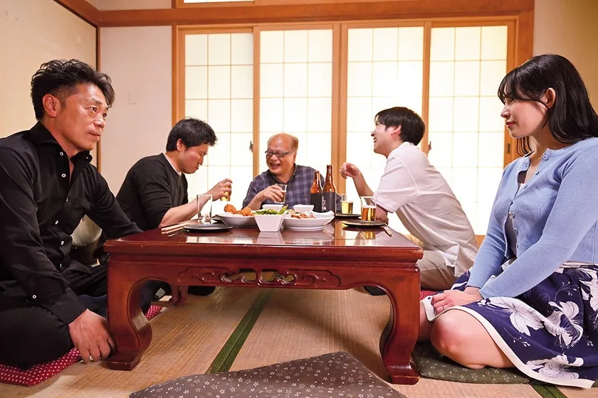 変態叔父さんのマッサージで秘部キワキワまで責められ…快楽堕ちした巨乳不倫妻 二羽紗愛