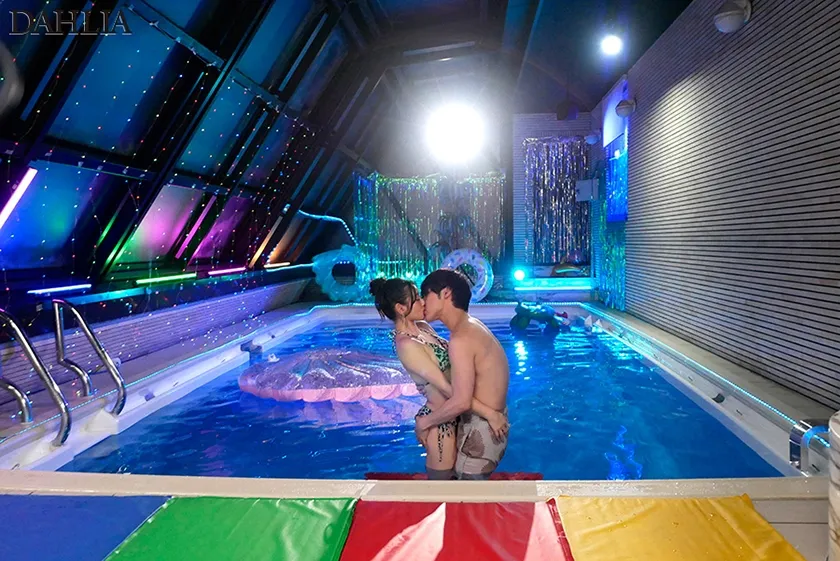 妻の大親友がナイトプールで逆NTR『脱いだらモデル級のビキニ姿に興奮して勃起しているのがバレて…笑顔の誘惑に我慢できず何度も浮気中出ししちゃいました。』 三葉ちはる