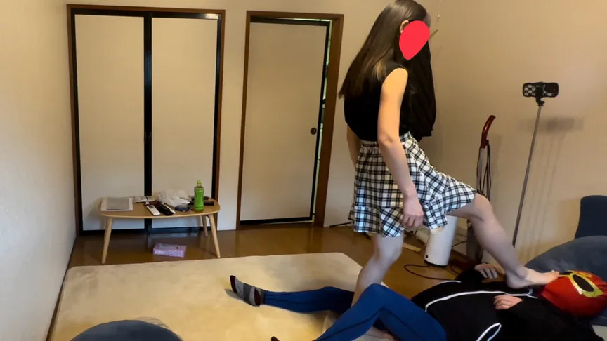 デリヘル呼んだら「りな＠あしうらの子」という有名な子が来て電気アンマと多彩な足責めで逝かされM墜ち久しぶりのデリ！HPを見てウキウキしながら待っていた