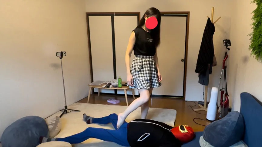 デリヘル呼んだら「りな＠あしうらの子」という有名な子が来て電気アンマと多彩な足責めで逝かされM墜ち久しぶりのデリ！HPを見てウキウキしながら待っていた