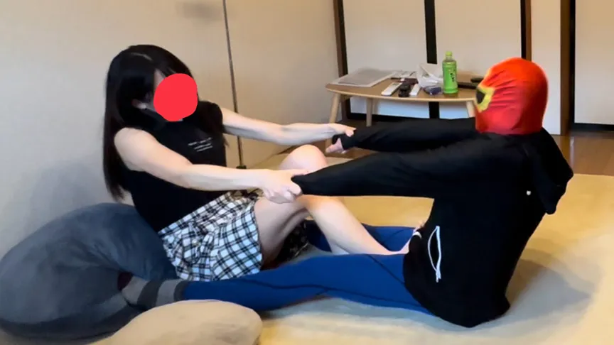 デリヘル呼んだら「りな＠あしうらの子」という有名な子が来て電気アンマと多彩な足責めで逝かされM墜ち久しぶりのデリ！HPを見てウキウキしながら待っていた