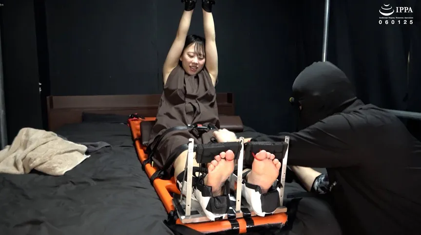 「うさぎ系女子に本格足つぼマッサージから本格足枷くすぐりをしてみた！」WAKA－088甘井くるみ（2）