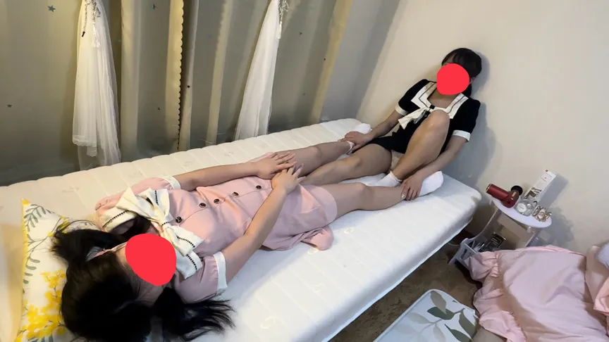 親友女子同士の電気アンマ！鼠蹊部くすぐり！マッサージ機責め！ららちゃんがキキちゃんを責めたおす！