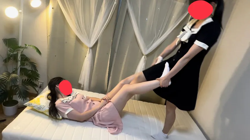 親友女子同士の電気アンマ！鼠蹊部くすぐり！マッサージ機責め！ららちゃんがキキちゃんを責めたおす！