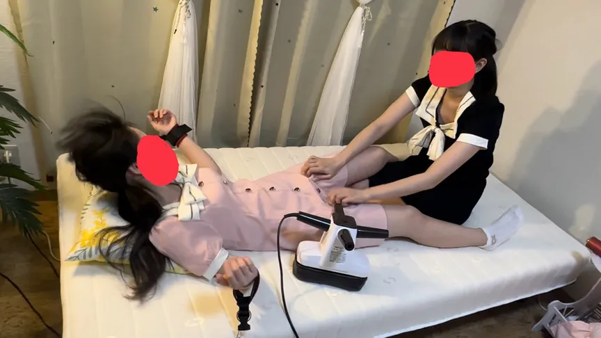 親友女子同士の電気アンマ！鼠蹊部くすぐり！マッサージ機責め！ららちゃんがキキちゃんを責めたおす！