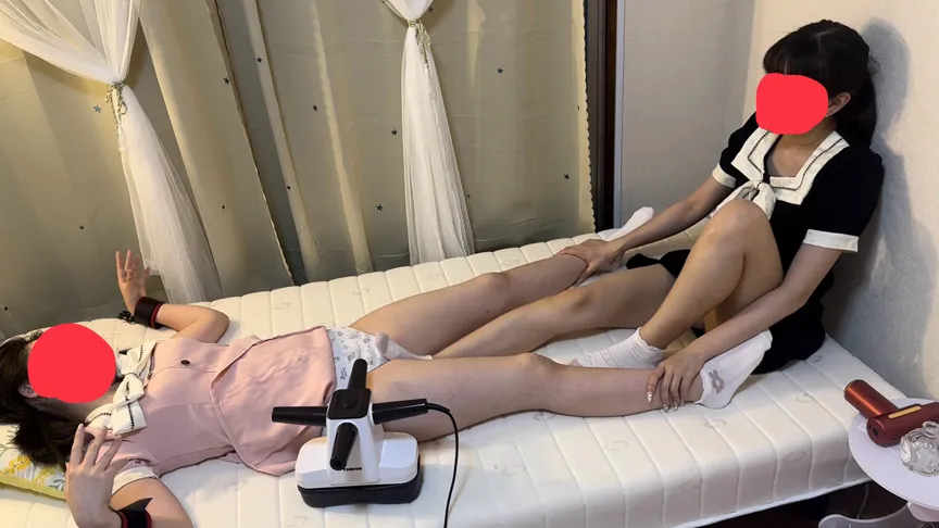 親友女子同士の電気アンマ！鼠蹊部くすぐり！マッサージ機責め！ららちゃんがキキちゃんを責めたおす！