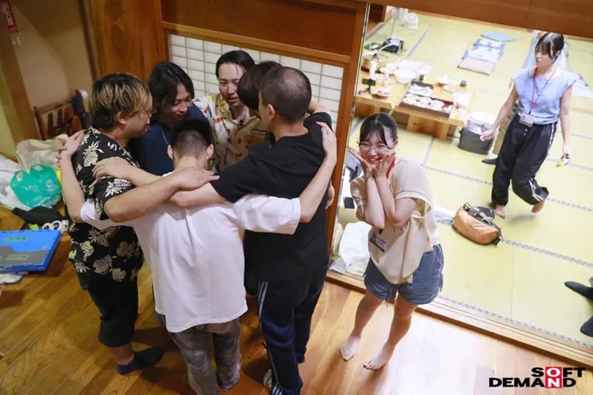 フリーのSOD女子社員と6人のガチ童貞。あの夏、イチバンときめいた筆おろし。 倉持侑未 釜谷明日華 菱沼萌咲