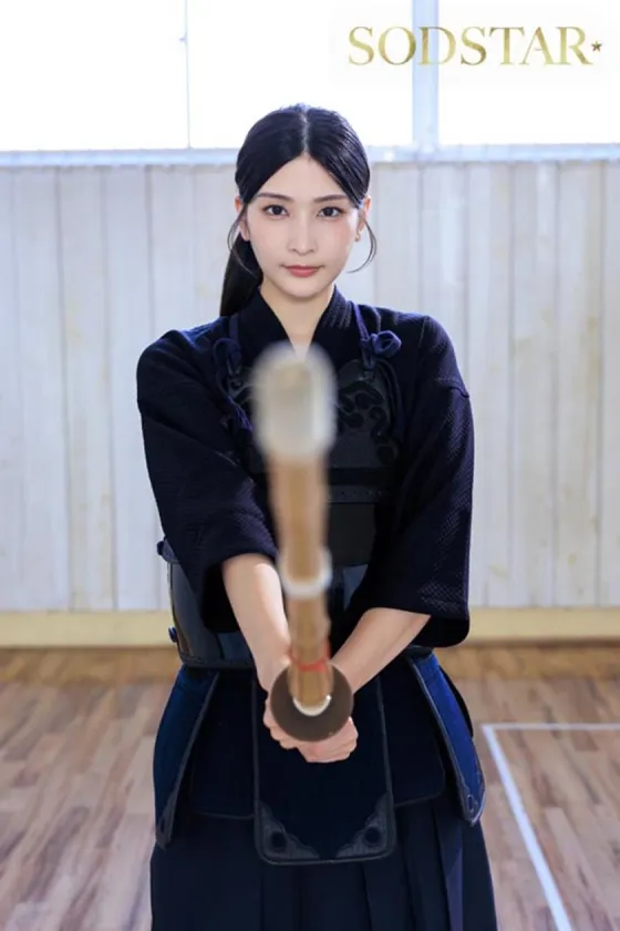 無表情な剣道の女師範 その凛とした佇まいからは想像出来ないほど弟子たちに甘く チン媚び 目線で何度でもヌイてくれる 本庄鈴