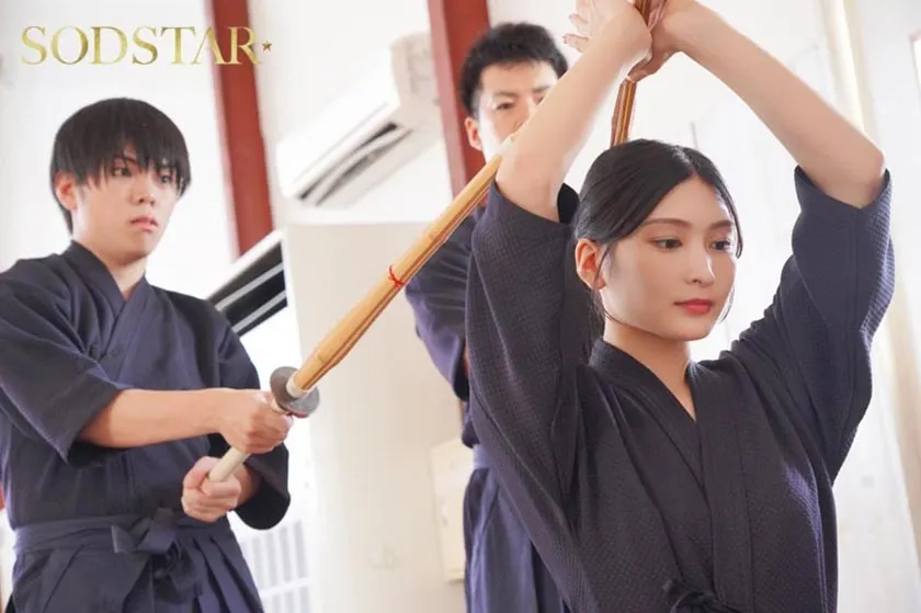 無表情な剣道の女師範 その凛とした佇まいからは想像出来ないほど弟子たちに甘く チン媚び 目線で何度でもヌイてくれる 本庄鈴