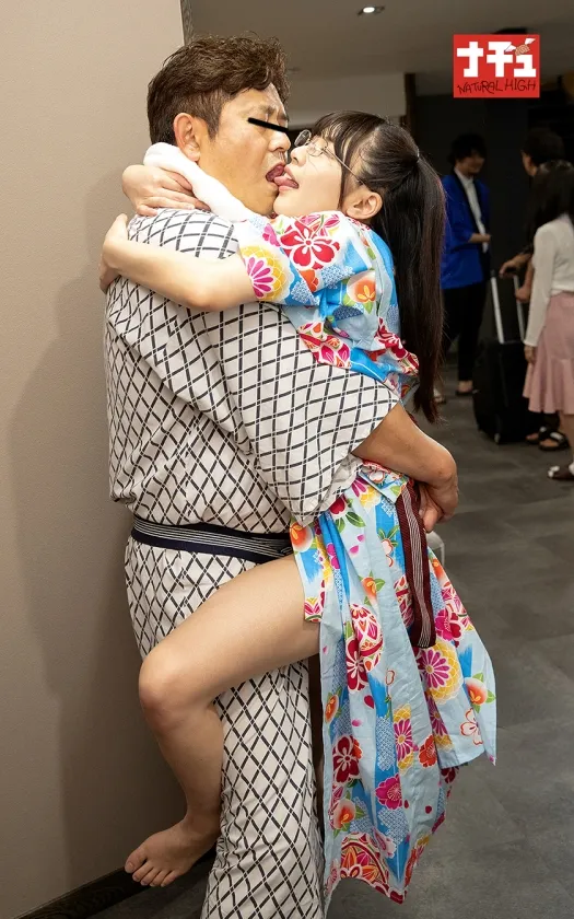 温泉客が居ても浴衣の中の抱っこSEXで挿入して逃がさず何発も膣射させる痴女っこ 3