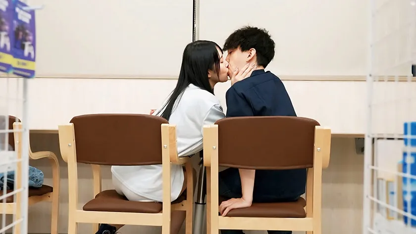 コンビニのバックヤードでセックスをするのが好きな彼女は不倫をしていた。 二羽紗愛