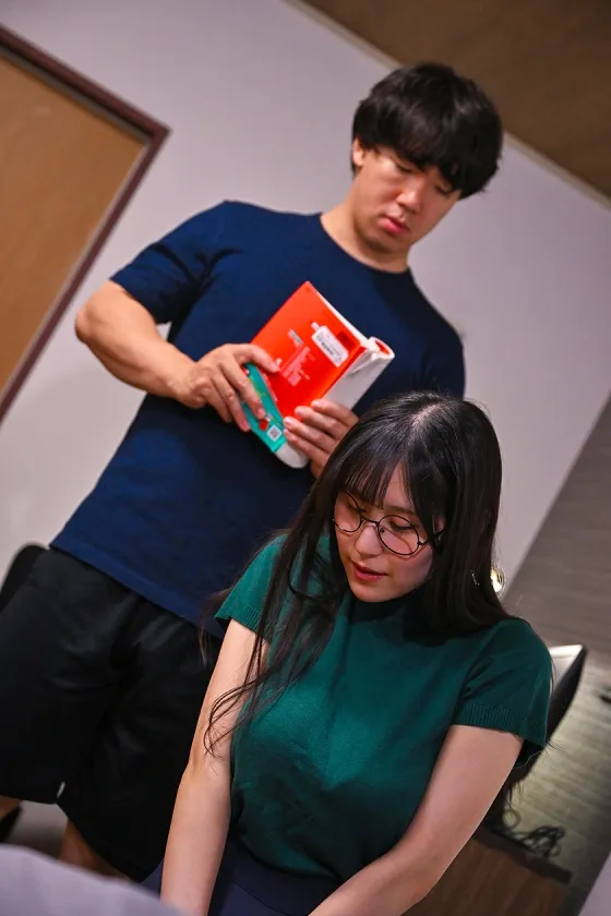 地味メガネ美爆乳お姉さん(20)はド変態痴女 雨宮ひびき